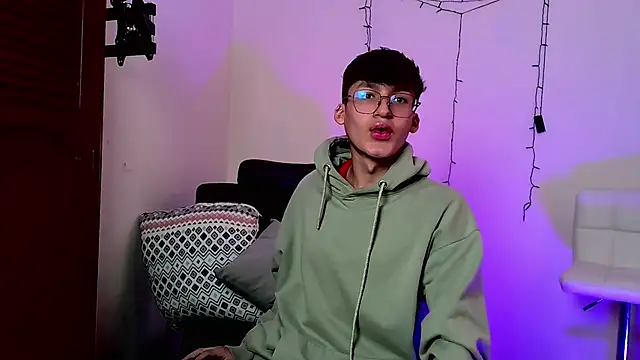 Snapshot of bellmontneon chatting on 11-12-25, 11:21 bellmontneon online show from 11-12-25, 11:21