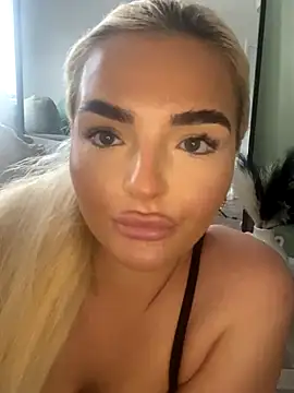 Snapshot of BelleXx chatting on 09-19-25, 01:45 BelleXx online show from 09-19-25, 01:45