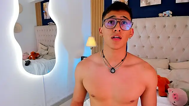 Snapshot of SalvadorFit chatting on 07-17-26, 01:01 SalvadorFit online show from 07-17-26, 01:01