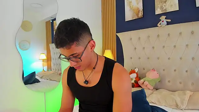 Snapshot of SalvadorFit chatting on 07-18-26, 12:26 SalvadorFit online show from 07-18-26, 12:26