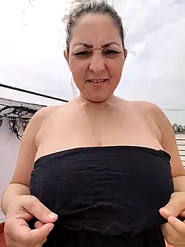 Lunita86 online show from 12-22-25, 02:25