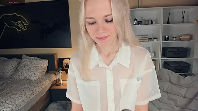 Snapshot of DianeHonnette chatting on 10-05-25, 07:23 DianeHonnette online show from 10-05-25, 07:23