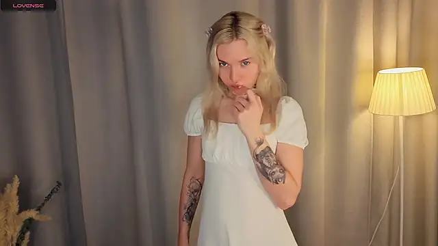 Snapshot of DianeHonnette chatting on 11-28-25, 07:16 DianeHonnette online show from 11-28-25, 07:16