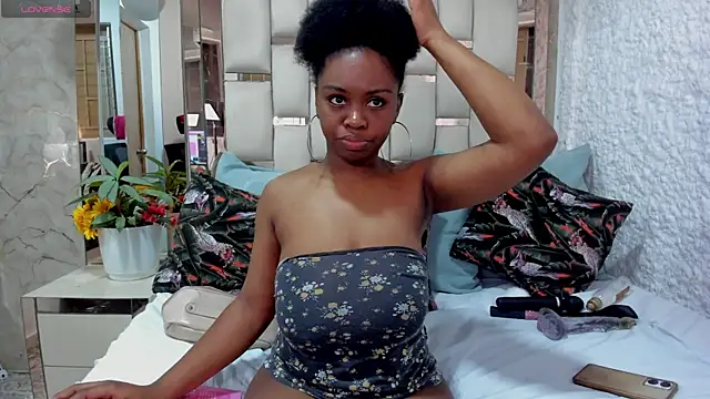Snapshot of hazellanee chatting on 05-12-26, 06:10 hazellanee online show from 05-12-26, 06:10