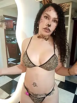 Snapshot of Lina_444 chatting on 10-31-25, 10:33 Lina 444 online show from 10-31-25, 10:33