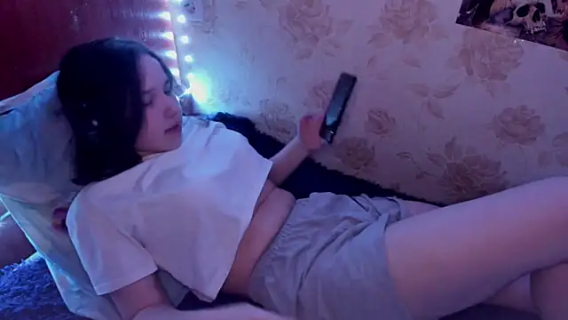 Snapshot of MandaDestiche chatting on 11-16-25, 05:18 MandaDestiche online show from 11-16-25, 05:18