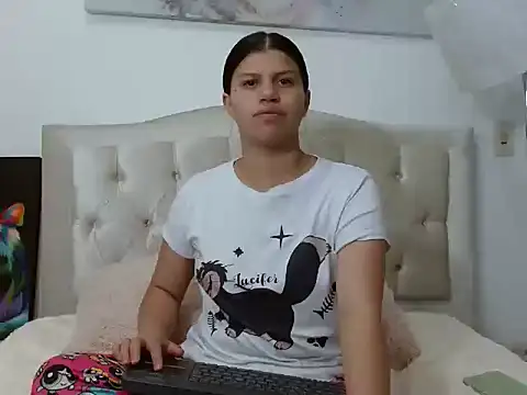 Snapshot of Arianaskyblue chatting on 09-28-25, 06:41 Arianaskyblue online show from 09-28-25, 06:41