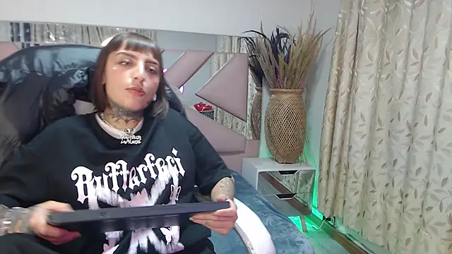 Snapshot of Gyal_8_ chatting on 10-13-25, 03:50 Gyal 8 online show from 10-13-25, 03:50