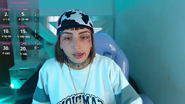 Snapshot of Gyal_8_ chatting on 10-24-25, 07:43 Gyal 8 online show from 10-24-25, 07:43