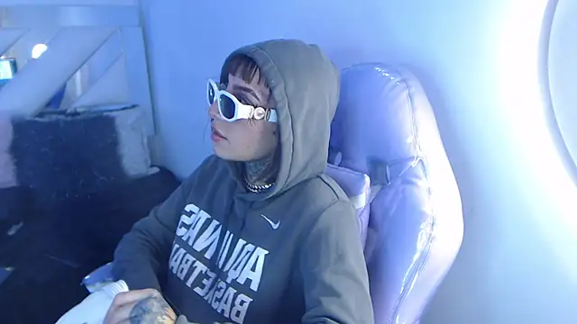 Snapshot of Gyal_8_ chatting on 10-25-25, 04:35 Gyal 8 online show from 10-25-25, 04:35