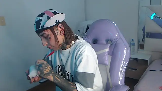 Snapshot of Gyal_8_ chatting on 11-06-25, 03:29 Gyal 8 online show from 11-06-25, 03:29