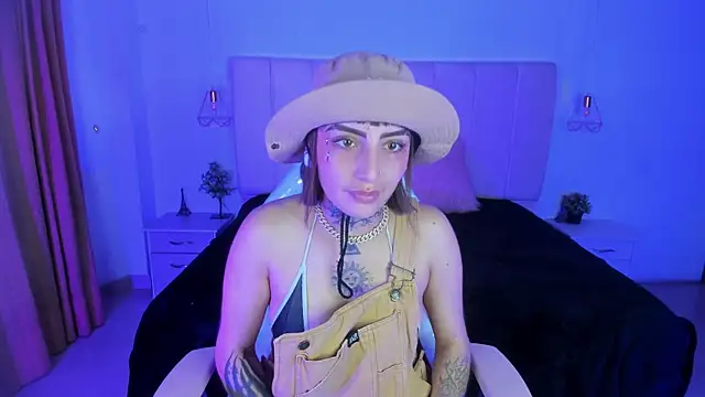 Snapshot of Gyal_8_ chatting on 12-14-25, 04:07 Gyal 8 online show from 12-14-25, 04:07