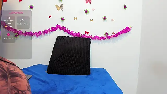 Annniie22 online show from 12-17-25, 07:58