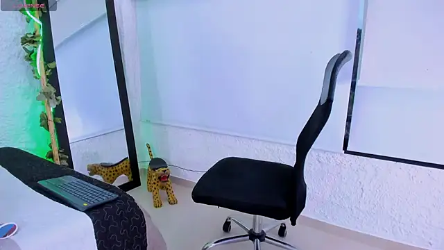 Snapshot of Rouse_Monroe chatting on 02-13-26, 11:28 Rouse Monroe online show from 02-13-26, 11:28