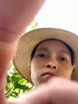 Snapshot of Halyy_xx chatting on 10-29-25, 01:08 Halyy xx online show from 10-29-25, 01:08