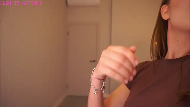 Snapshot of AdrianaCoenen chatting on 10-22-25, 07:02 AdrianaCoenen online show from 10-22-25, 07:02