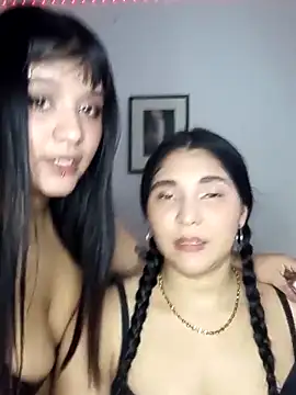 Snapshot of TwoForyouX chatting on 10-01-25, 04:07 TwoForyouX online show from 10-01-25, 04:07