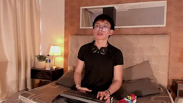 Snapshot of liam_twiink chatting on 11-12-25, 06:52 liam twiink online show from 11-12-25, 06:52