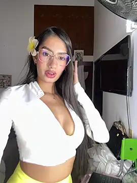 Snapshot of Julieta_Duque chatting on 03-31-26, 03:30 Julieta Duque online show from 03-31-26, 03:30