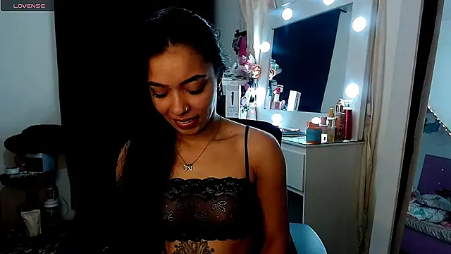 Snapshot of pocahot222 chatting on 10-18-25, 05:35 pocahot222 online show from 10-18-25, 05:35