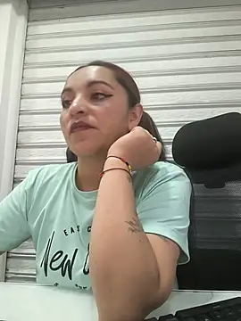 Snapshot of Alisson_Stonee chatting on 06-12-26, 04:22 Alisson Stonee online show from 06-12-26, 04:22