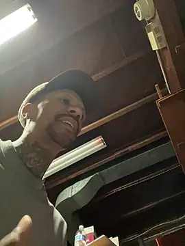 Snapshot of smuckle899 chatting on 03-10-26, 01:43 smuckle899 online show from 03-10-26, 01:43