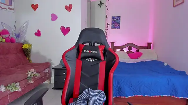 Snapshot of SophieLAmour chatting on 09-22-25, 10:34 SophieLAmour online show from 09-22-25, 10:34