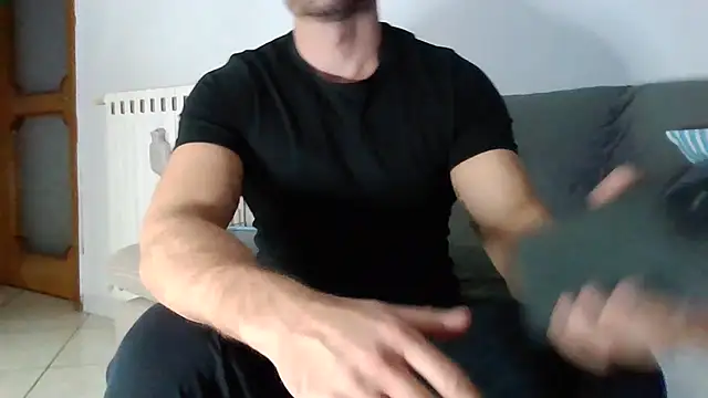 Snapshot of giovan2020 chatting on 11-08-25, 04:51 giovan2020 online show from 11-08-25, 04:51