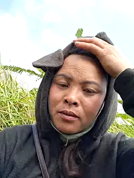 xuxulovezz online show from 12-22-25, 05:04