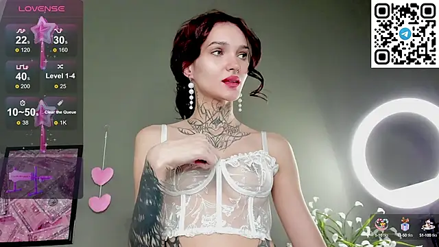 Snapshot of Selena_Lune chatting on 10-11-25, 02:11 Selena Lune online show from 10-11-25, 02:11