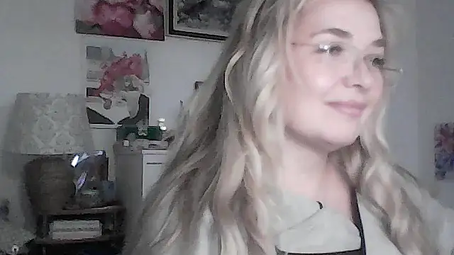 Myrienna online show from 11-23-25, 09:36