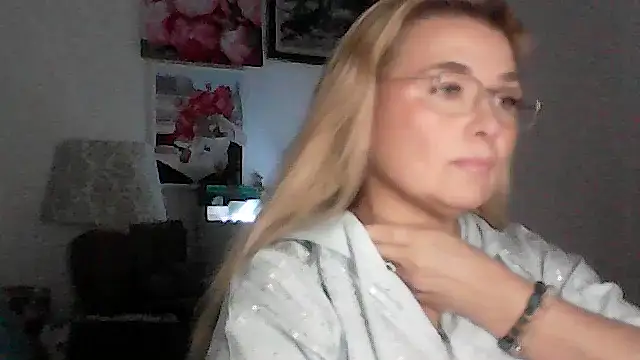 Myrienna online show from 11-28-25, 03:14