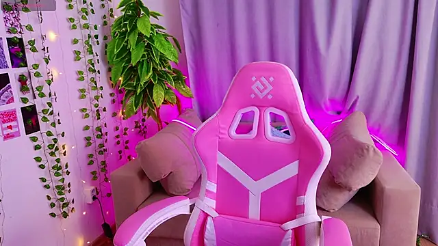 KellyHayden online show from 11-16-25, 04:23