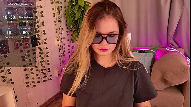 KellyHayden online show from 11-22-25, 01:32