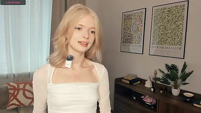 Snapshot of LaureMestler chatting on 10-17-25, 08:06 LaureMestler online show from 10-17-25, 08:06