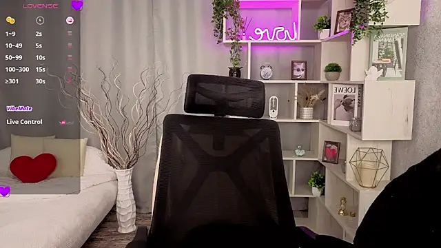 Snapshot of DreamVelour chatting on 11-18-25, 08:24 DreamVelour online show from 11-18-25, 08:24