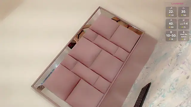 Snapshot of roxanawillts chatting on 10-24-25, 03:52 roxanawillts online show from 10-24-25, 03:52