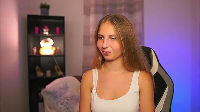 Snapshot of emmie_murray chatting on 12-13-25, 07:53 emmie murray online show from 12-13-25, 07:53