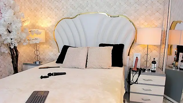 NaiaWhisper online show from 02-10-26, 05:11