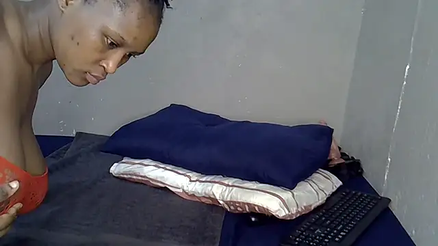 Snapshot of Bellabootie chatting on 10-23-25, 11:14 Bellabootie online show from 10-23-25, 11:14