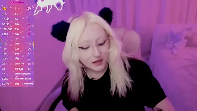 Snapshot of JuliaSharkk chatting on 11-22-25, 10:09 JuliaSharkk online show from 11-22-25, 10:09