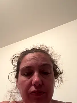 Snapshot of Eleanorxx chatting on 10-15-25, 09:04 Eleanorxx online show from 10-15-25, 09:04