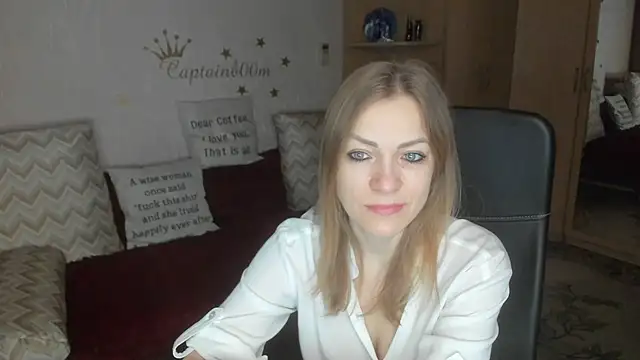 Tiffany Bates online show from 12-15-25, 03:33