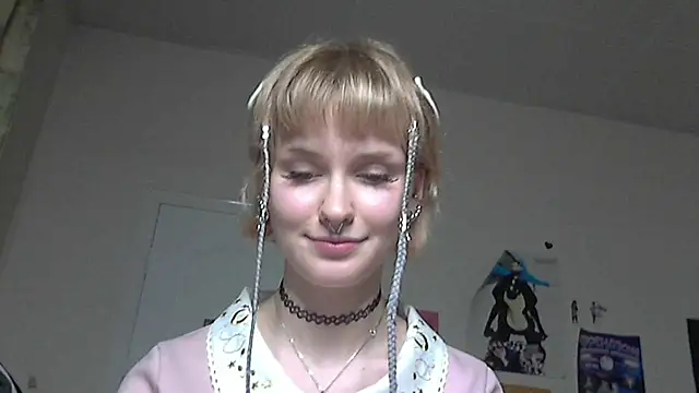 Snapshot of Paradoxy_ chatting on 05-17-26, 08:05 Paradoxy online show from 05-17-26, 08:05