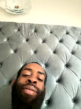 Snapshot of vaultclub chatting on 10-10-25, 12:04 vaultclub online show from 10-10-25, 12:04