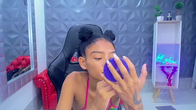 Snapshot of adisson_petite1 chatting on 01-10-26, 06:42 adisson petite1 online show from 01-10-26, 06:42