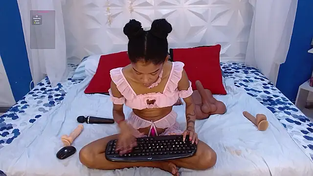 Snapshot of adisson_petite1 chatting on 02-06-26, 06:00 adisson petite1 online show from 02-06-26, 06:00