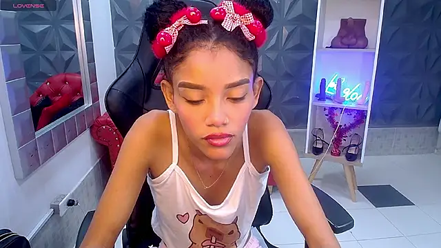 Snapshot of adisson_petite1 chatting on 02-23-26, 05:32 adisson petite1 online show from 02-23-26, 05:32