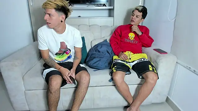 Snapshot of skygirls_ chatting on 10-16-25, 05:41 skygirls online show from 10-16-25, 05:41