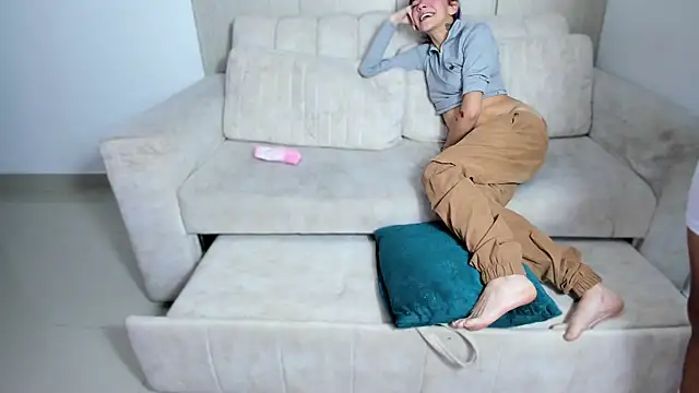 Snapshot of skygirls_ chatting on 10-19-25, 04:35 skygirls online show from 10-19-25, 04:35